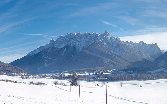 Vista su Dobbiaco e i Dolomiti in inverno